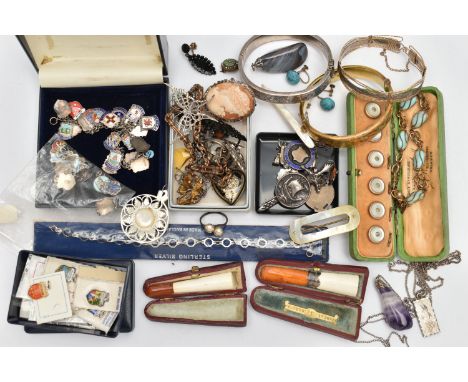 A BAG OF ASSORTED SILVER AND ASSORTED JEWELLERY, to include a silver gilt hinged bangle, hallmarked Birmingham, a silver hing