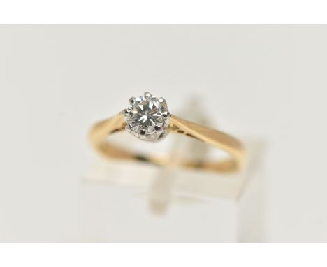 A SINGLE STONE DIAMOND RING, the brilliant cut diamond within an eight claw setting to the tapered yellow metal plain band, e