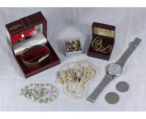 A small quantity of assorted 9ct gold jewellery items including chains, a bracelet and earrings etc. together with a gents Se
