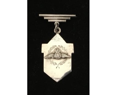 A good quality, WW2 era RAF silver locket sweetheart brooch. Shield shaped locket with applied RAF badge to the front, surrou