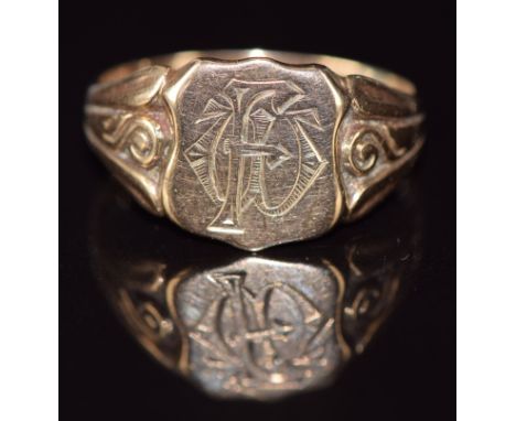 A 9ct gold signet ring with scrolling decoration to shoulders, Chester 1913, 4.1g, size U