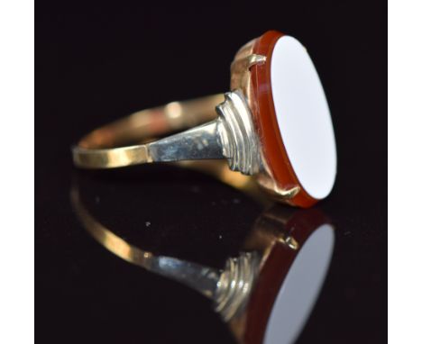 A 9ct gold ring with agate, 1.6g , size K