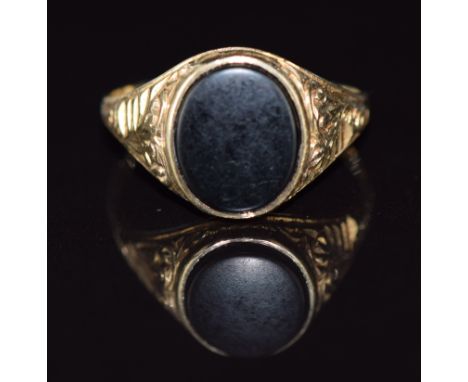 A 9ct gold signet ring set with onyx, 2.7g, size S