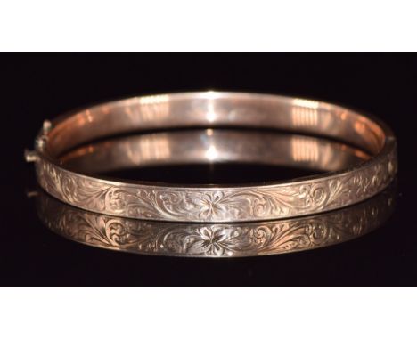 A 9ct gold bangle with engraved decoration, Birmingham 1915, 6.8g, 5.8 x 5cm