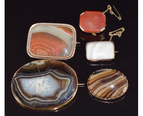 Five 9ct gold Victorian brooches set with agate, mother of pearl and carnelian agate&nbsp;