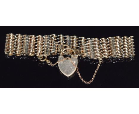 A 9ct gold gate bracelet with heart padlock clasp, 19.3g, 18cm long&nbsp;