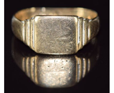 A 9ct gold signet ring, 4.1g, size Q