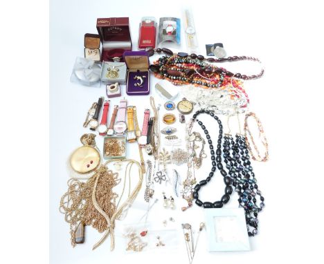 A collection of costume jewellery including tiger's eye necklace, vintage brooches, filigree bracelet, white metal necklace, 