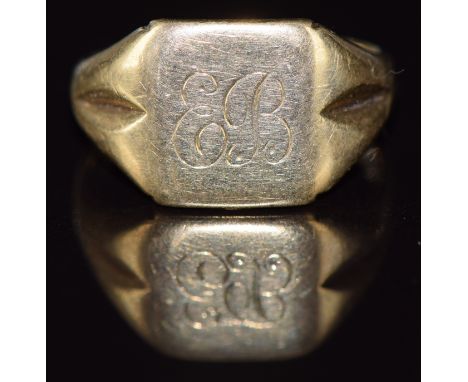 A 9ct gold signet ring, 4.6g, size O