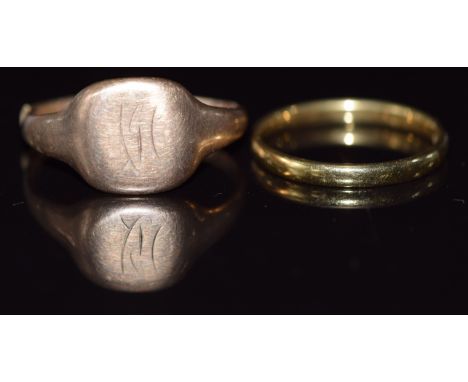 An 18ct gold wedding band / ring (2.5g, size Q) and a 9ct gold signet ring, 4g