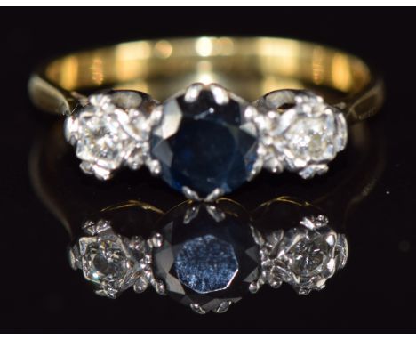 An 18ct gold ring set with a sapphire and two diamonds, 2.4g, size O