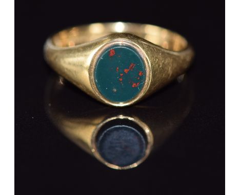 An 18ct gold signet ring set with bloodstone, Birmingham 1919, 3.5g, size J