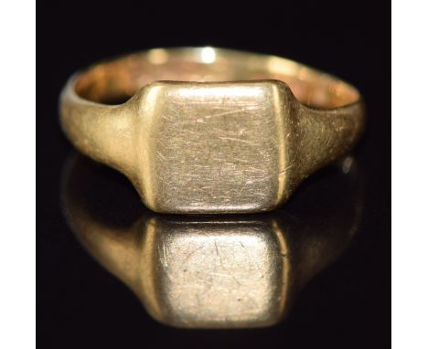 An 18ct&nbsp;gold signet ring, 3g, size M