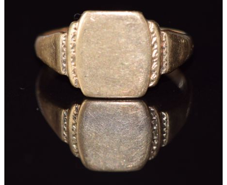 A 9ct gold signet ring, 2.9g, size Q&nbsp;