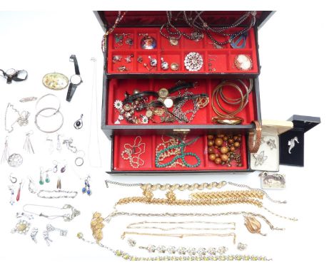 A collection of jewellery including 9ct gold earrings, 9ct gold brooch (2g), silver including bangles, curb link necklace, br