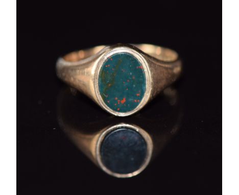 A&nbsp;9ct gold signet ring set with bloodstone, 3g, size J