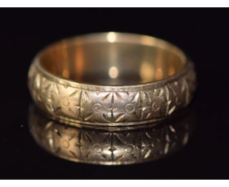 A 9ct gold ring with engraved arrow detail, 3.9g, size K
