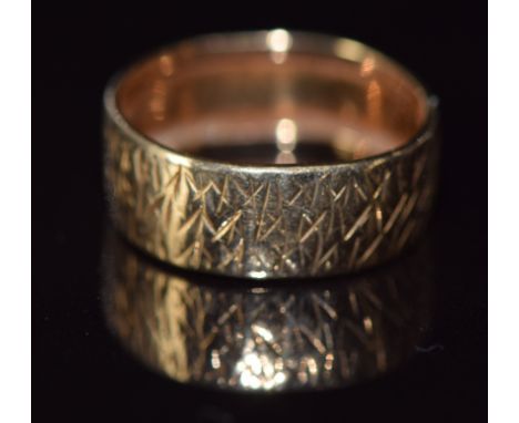 A 9ct gold ring with engraved decoration, 2.1g, size K/L