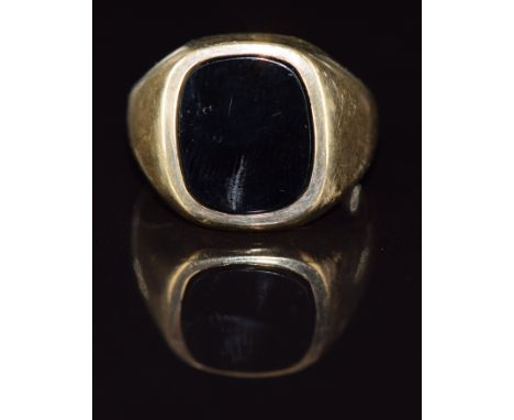 A 9ct gold ring set with onyx, 7.2g, size P