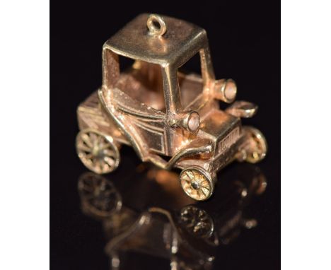 A&nbsp;9ct gold charm in the form of a vintage car, 9.1g, 2cm
