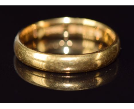 A 22ct gold wedding band / ring 3.7g, size K