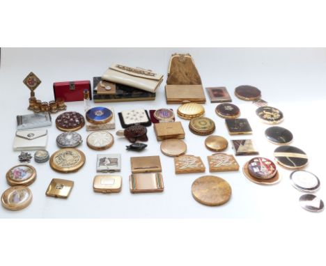 A collection of compacts including Art Deco, Stratton, Avon, Mascot, guilloché enamel, mother of pearl, etc&nbsp;