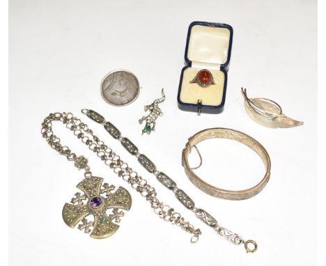 A collection of silver jewellery including&nbsp;bangle, ring, brooch and bracelet, a lizard brooch, silver pendant and a Vict