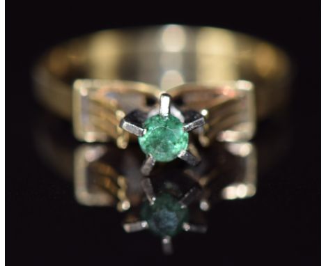 A 14ct gold ring set with an emerald, 2.5g, size P