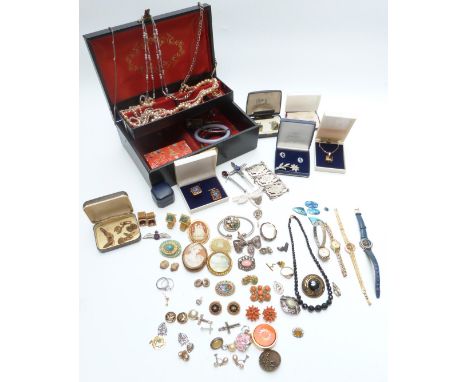 A collection of costume jewellery including vintage brooches, cameo brooch, cufflinks, silver gilt signet ring, etc