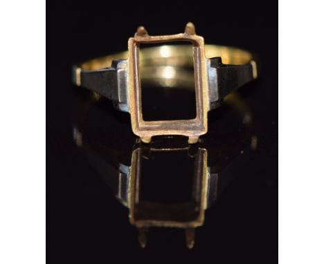 An 18ct gold mount, 1.8g, size K