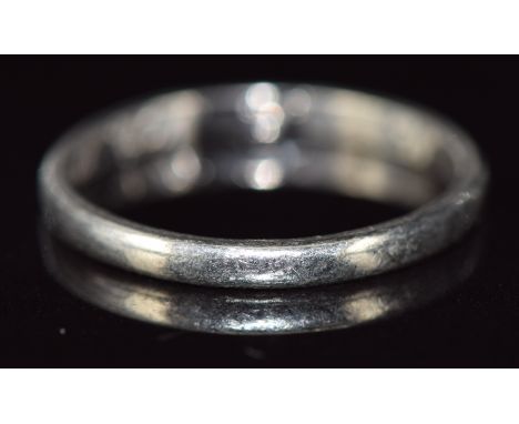 A platinum wedding band / ring, 3.8g, size R