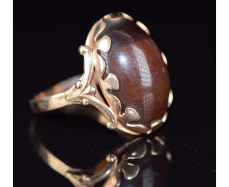 A 14ct rose gold ring set with an agate cabochon, 6.5g, size R