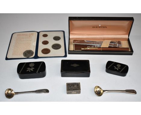 Boxed Sheaffer pen, three lacquer snuff boxes, two hallmarked silver salt spoons, pill box marked 800 and a set of decimal co