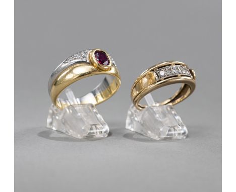 Zwei Ringe mit Diamanten und RubinRM 54/59Rubin-Ring Platin/750 GG, Rubin c. 1,8 ct., Diam. ca. 0,22 ct.; Ring mit 5 Diamante