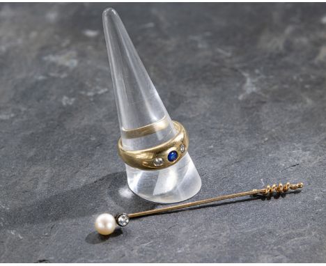 Bandring und Ascot-Pin1. Drittel 20. Jhdt.RM 59, L. 7 cmRing 750 GG, Saphir, 2 Altschliff-Diamanten (à ca. 0,1 ct.). Ascot 33