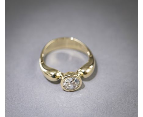 Ring mit Altschliffdiamant20. Jhdt.RM 53585 GG, Altschliffdiamant ca. 0,8 ct. (6,5x6,4x3,42 mm circa). Getönt/si-p. Ca. 6,2 g