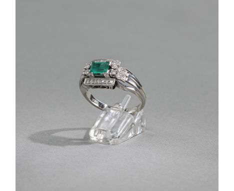 Smaragd-Diamant-RingRM 58750 Weißgold-Schiene. Smaragd im Baguetteschliff ca. 0,7 ct., Diamanten zus.ca. 0,26 ct. Ca. 6,5 gr.