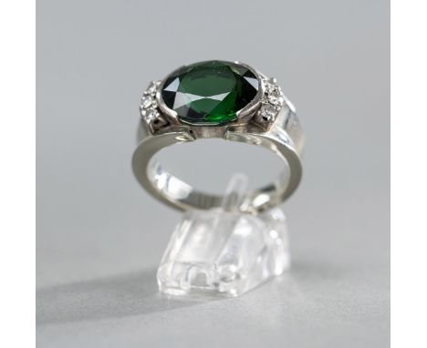 Turmalin-Diamant-RingRM 54585 WG. Oval facettierter grüner Turmalin (ca. 6 ct.), 6 Achtkantdiamanten (ca. 0,12 ct.). Ca. 9,2 