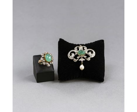 Brosche und Ring im Barocken Stil20. Jhdt.B. 4,6 cm/RM 5514kt Gelbgold, partiell Silber. Smaragd-Cabochons (ca. 13,3x11,6/13,