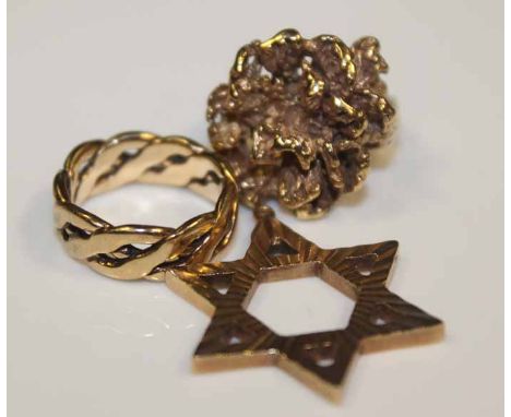 COLLECTION OF VINTAGE NINE CARAT GOLD JEWELLERY
including two rings and a Star of David pendant, 22gms