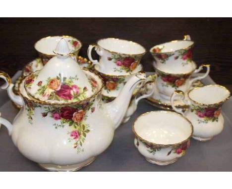 FULL ROYAL ALBERT OLD COUNTRY ROSES TEA SET
including teapot, sugar and milk, six cups, six saucers and six side plates