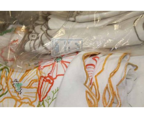 MIXED LOT OF VINTAGE LINEN