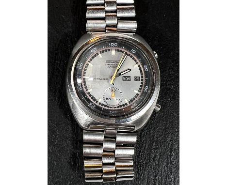 A Seiko Chronograph Automatic stainless steel gent's wrist watch with black chapter ring, baton numerals, day and date apertu