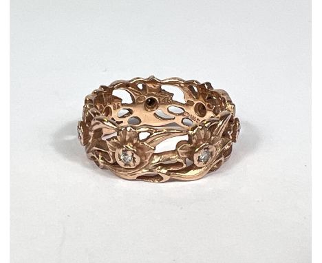 A Stuart Devlin ladies dress ring &nbsp; Art Nouveau pierced floral band set 7 diamonds, 14ct gold, 7.9gm. Ring size S/T in g