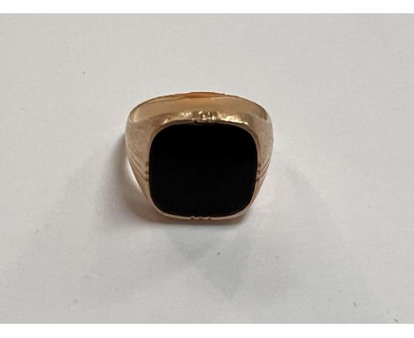 A 14K gold signet ring set black square stone 5gm size S 