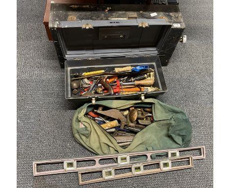 An extensive quantity of vintage tools.