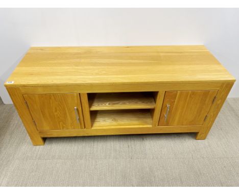 A heavy quality light oak TV stand/hifi cabinet, L. 139 x 50 x 60cm.