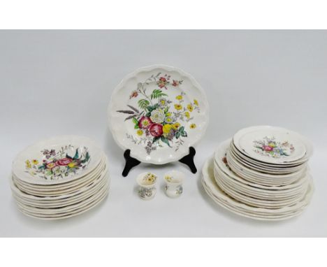 Quantity of Copeland Spode Gainsborough patterned table wares to include plates, side plates, bowls, pudding bowls, soup bowl