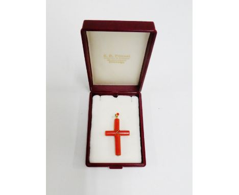 Vintage coral cross with yellow metal mounts, 5.5cm long 