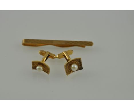 A pair of torpedo style pearl-set cufflinks, on 9ct gold, 10g; together with a gold-plated tie-clip.